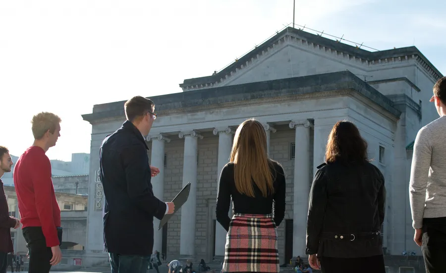 six politics student stood outside ƱAPP_ĿͲƱ-ٷϷ, guildhall